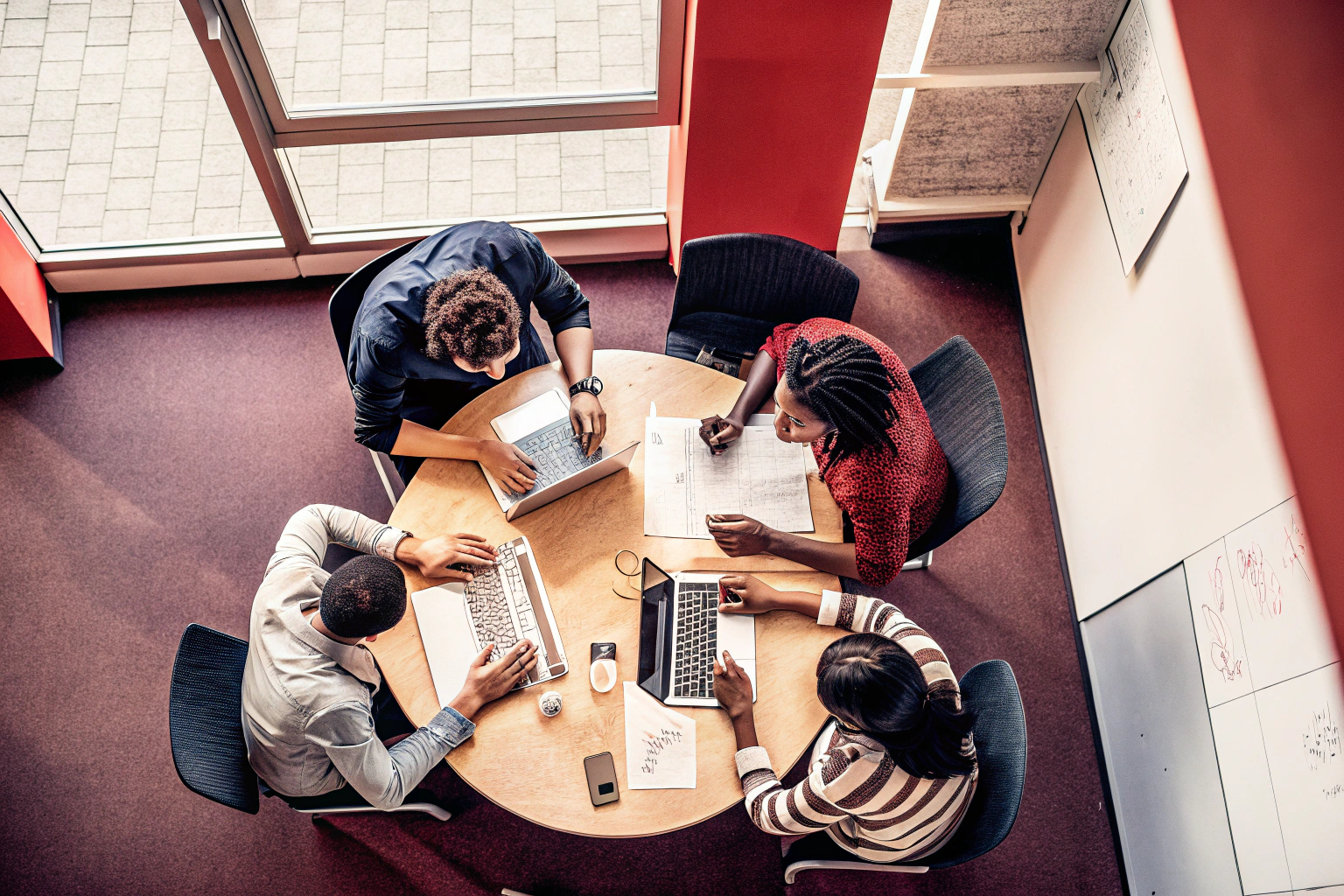 Teamarbeit bei der Planung einer Cross-Media-Kampagne